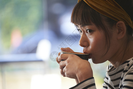 年轻人客人酒水饮料休息在咖啡馆的妇女图片