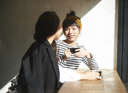 坐着空白部分客人一个喜欢咖啡馆阳光说话的女人图片
