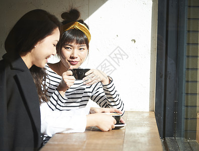 吞咽年轻人女士一个喜欢咖啡馆阳光说话的女人图片