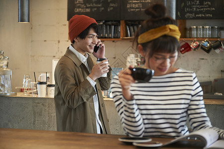 吞咽客人女士们咖啡厅外卖男与智能手机图片