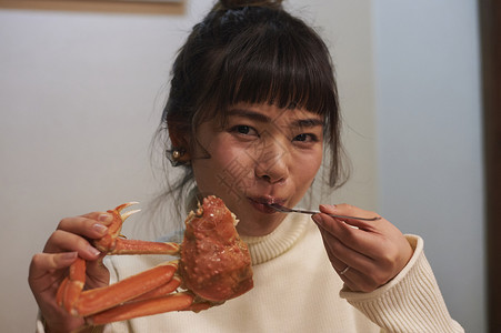 吃螃蟹的青年女性图片