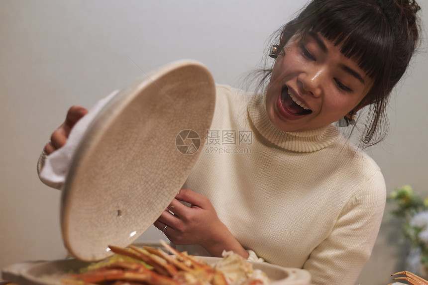 准备吃螃蟹的女孩图片