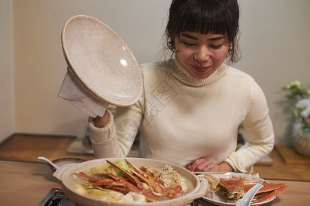 准备吃螃蟹的女孩图片