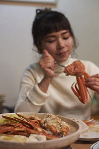 年轻女性开心的吃螃蟹高清图片