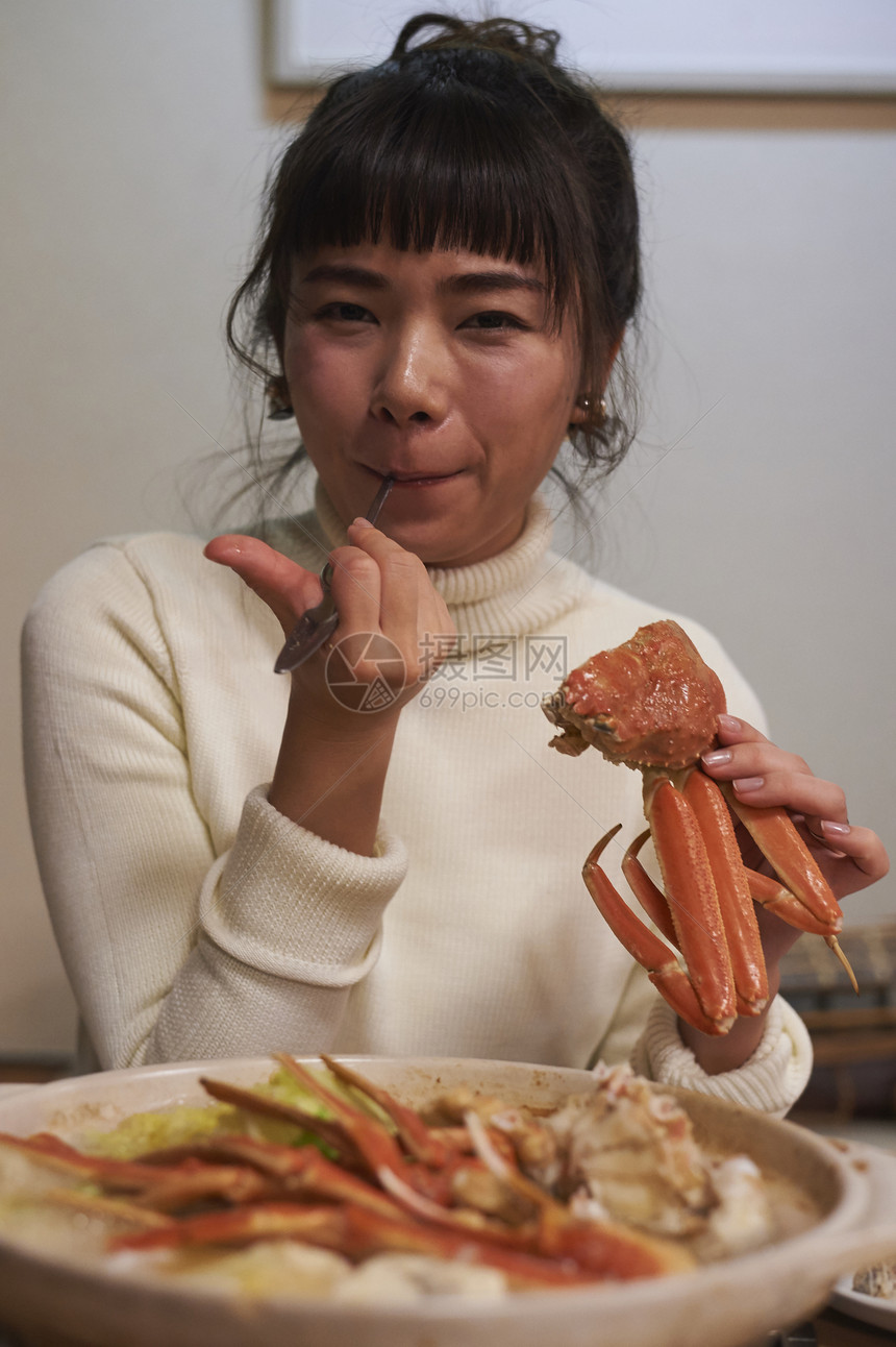 开心的吃着螃蟹的女孩图片