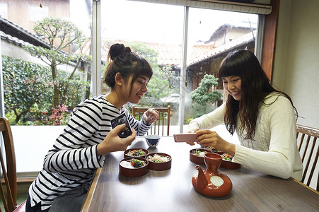 观光旅游享受美食的女孩图片