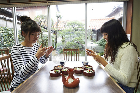 岛根县旅游观光享受美食的二个女孩背景