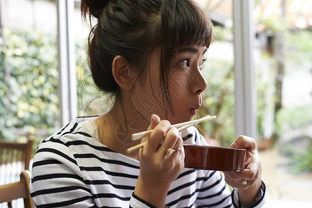 旅游观光享受美食的女孩图片