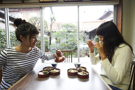 岛根县享受美食拍照的年轻女性背景