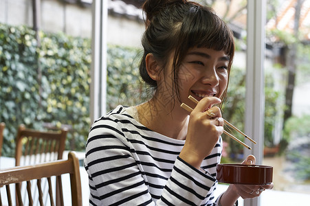 开心吃着美食的女孩图片