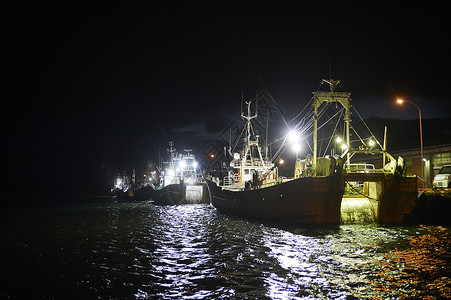 深夜的渔船港口图片