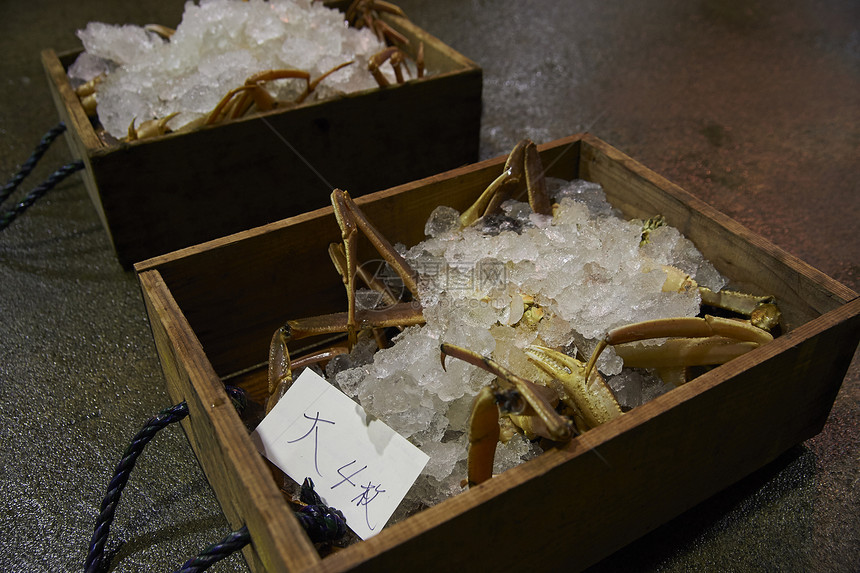 市场里铺满冰的大螃蟹
图片