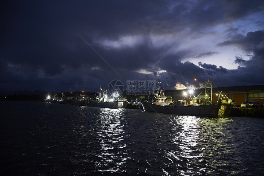 深夜的渔船港口图片