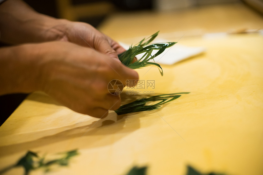 正在雕花的厨师图片