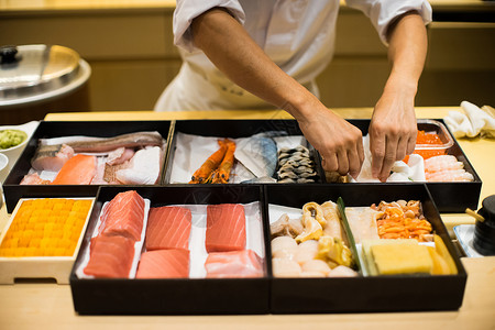 厨师做寿司之前准备的工作高清图片