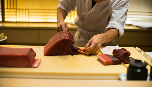 红木厨房处理金枪鱼的厨师背景