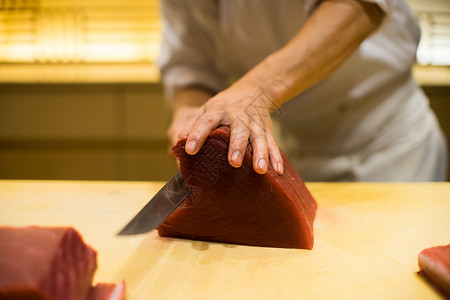 厨师正在烹调寿司高清图片