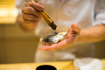 鱼护厨师正在烹调寿司背景