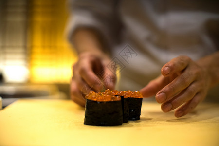 寿司工匠制作寿司特写图片