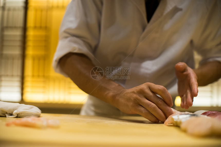 厨师处理寿司的特写图片