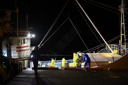 夜晚忙碌的渔民们图片