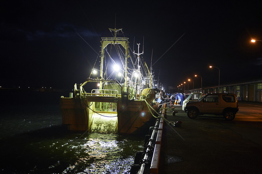 夜晚的渔船港口图片