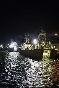 深夜灯火通明的渔船和港口图片