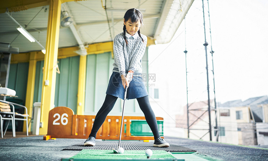 独自练习高尔夫的女孩图片
