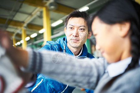 父亲调整学习高尔夫的女孩姿势图片