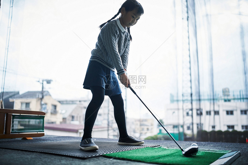 小女孩正在练习打高尔夫图片