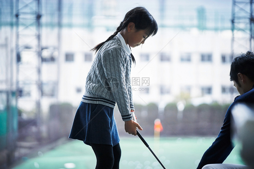 小女孩正在练习打高尔夫图片