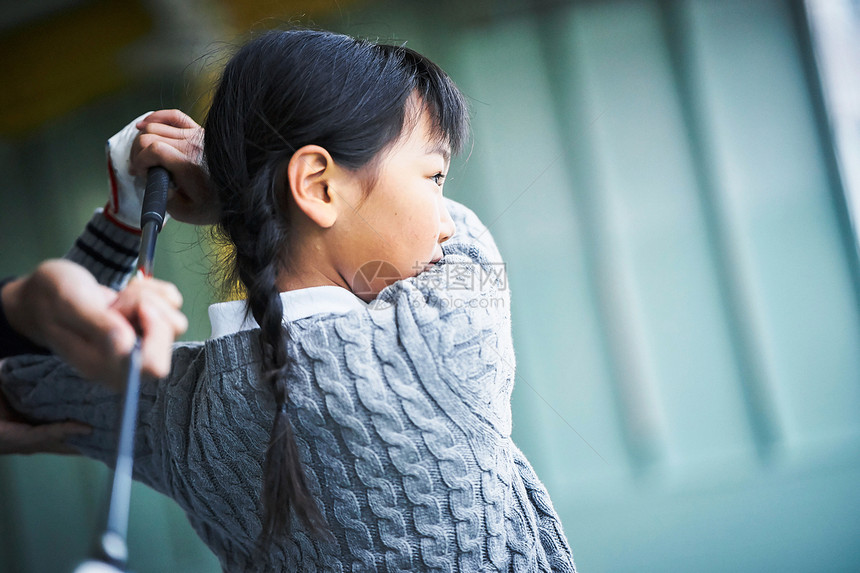 练习高尔夫的女孩特写图片