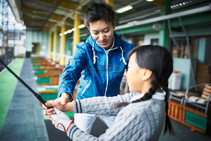 小朋友正在进行高尔夫球练习图片