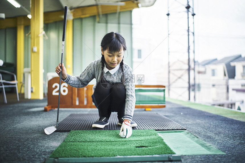 小朋友正在进行高尔夫球训练图片