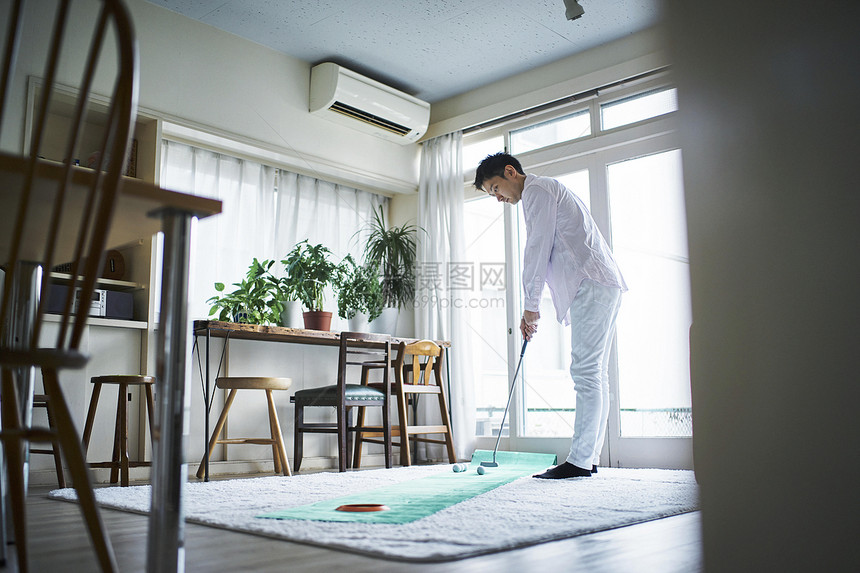 教练正在进行高尔夫球教学图片