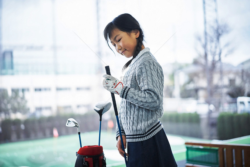 拿着高尔夫球杆的女孩图片