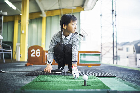 蹲在地上的女孩图片