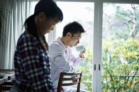 咖啡坐女人亲子假日形象图片