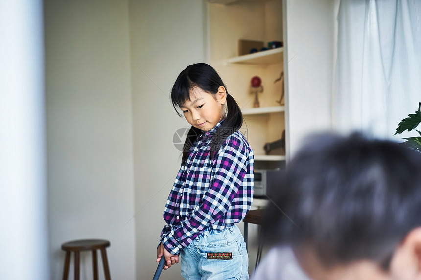 享受高尔夫球的小女孩图片