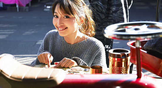 跳蚤市场挑选商品的女人图片