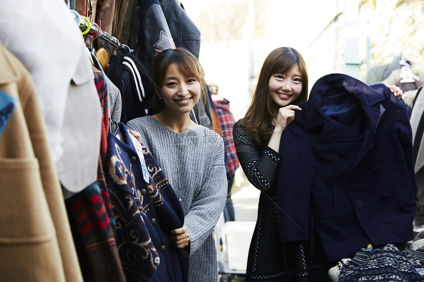 女人在跳蚤集市上购物图片