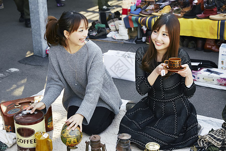 女人在二手集市上淘货图片