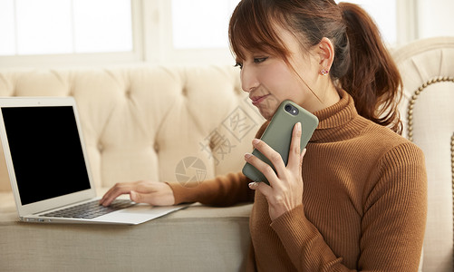 居家操作智能电子设备的女人图片