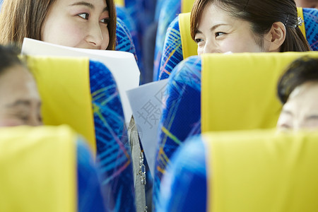  巴士上聊天的女性图片