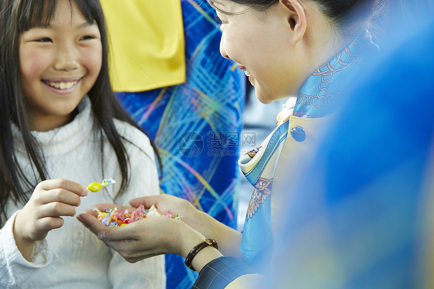 在大巴上一起玩耍的小女孩们图片