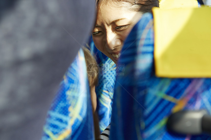 旅游巴士上的女人图片