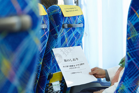巴士车中的旅客拿着文件背景图片