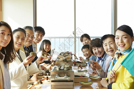 游客们一起吃海鲜大餐图片