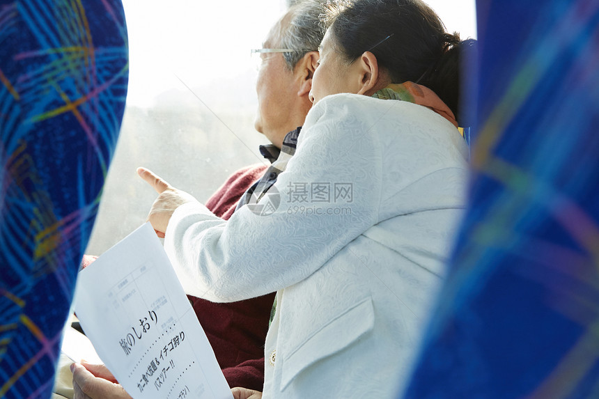 老年妇女一起看向巴士窗外图片