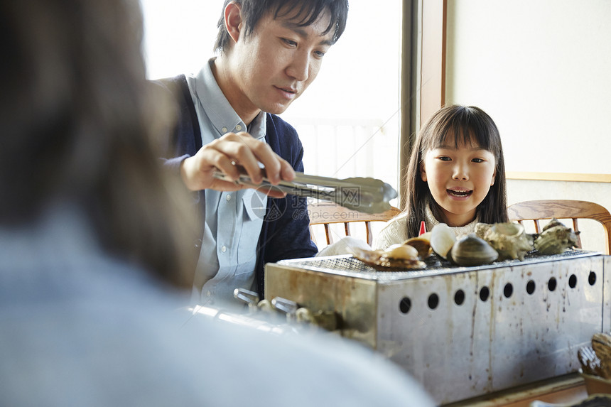 游客午餐吃海鲜图片